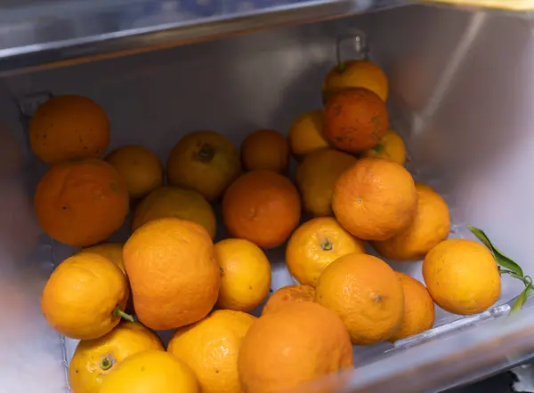 Taze toplanmış portakal ve turunçgiller buzdolabında saklanıyor.