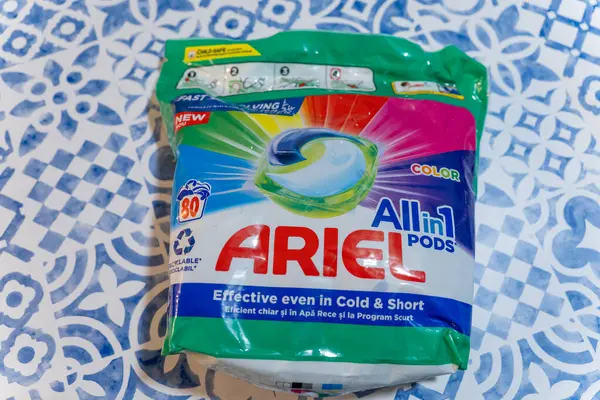 Ariel 1-İçinde-Pod Renkli Deterjan Paketi 80 Yıkama ile mavi desenli bir yüzey