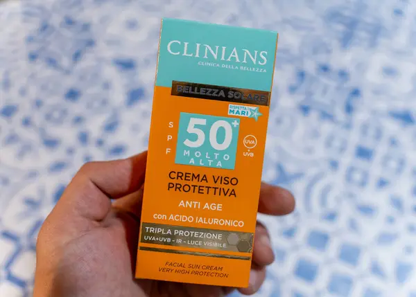 Bir kutu klinikle el ele tutuşmak SPF 50 Yaş Karşıtı Yüz Güneşi Kremi Hyaluronik Asit