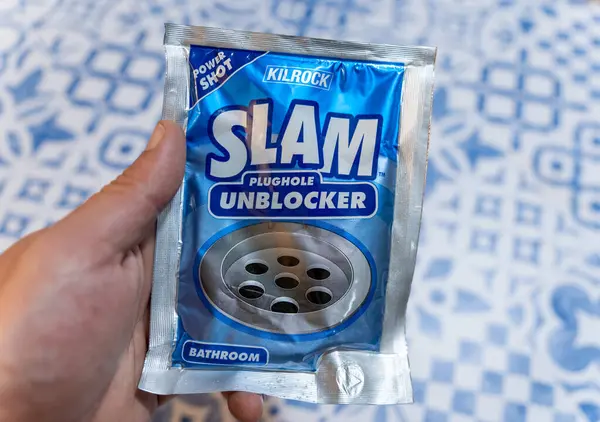 Banyo drenajı için bir paket Kilrock Slam Plughole Deliği Açılması