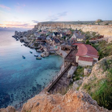 Renkli Sahil Köyü ve Günbatımında Cliff Perspektifinden Temiz Körfez