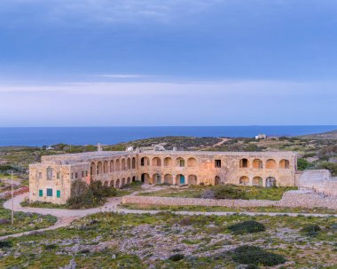 Okyanus Ufku ve Vahşi Arazi ile Uçurumdaki Fort Structure kalıntıları
