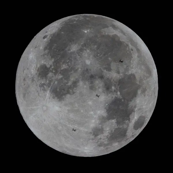 Uluslararası Uzay İstasyonu Dolunayı Geçiriyor Yüksek Detaylı Yakalandı