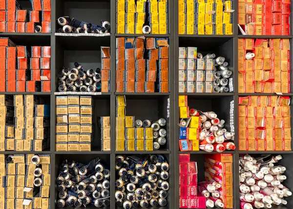 Bir Salon Depolama Duvarında Saç Rengi Tüplerinin Düzenlenmiş Görünümü