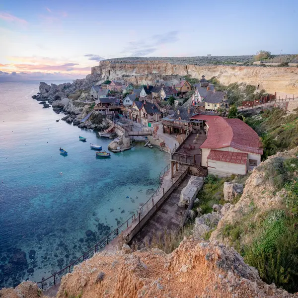 Renkli Sahil Köyü ve Günbatımında Cliff Perspektifinden Temiz Körfez