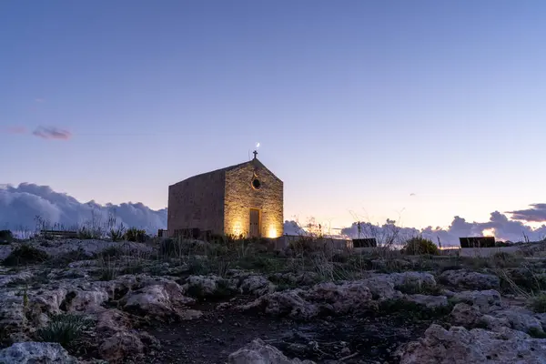 Alacakaranlık 'ta Hilal Ayının Altında Küçük Aydınlanmış Taş Şapel