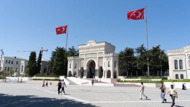 Açık Gün 'de İstanbul Üniversitesi' nin Türk Bayraklı Ana Kapısı