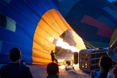 Sıcak Hava Balonu Şafakta Alevlerle Şişiyor