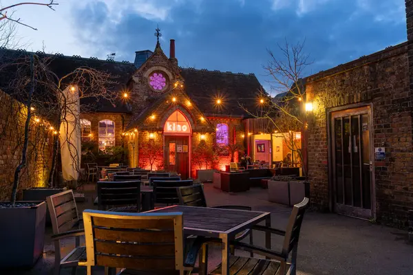 Kino Sinema Bahçesi Alacakaranlık 'ta Vintage Ambience ile aydınlandı