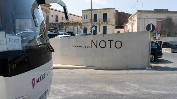Noto, Sicilya 'daki otobüs terminali ve Accetta otobüsü.