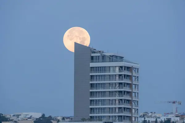Dusk 'ta Modern Yükselişin Ardında Dolunay Yükseliyor