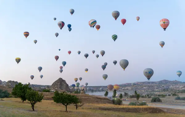 Sıcak Hava Balonları Şafakta Kapadokya 'ya Yükseliyor