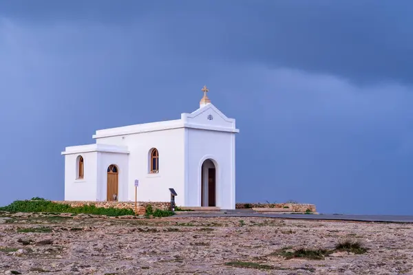 Madonna Tal Ahrax tal Mellieha Kilisesi Rocky Arazisinde Fırtınalı Gökyüzüne Karşı