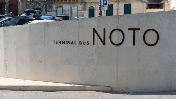 Noto, Sicilya 'daki Minimalist Otobüs Terminali Tabelası