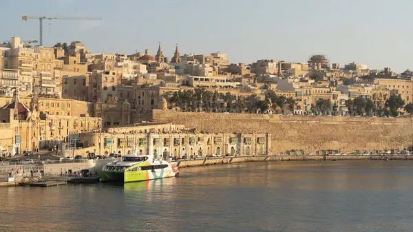 Altın Saatteki Valletta Rıhtımı ve Şehir manzarası