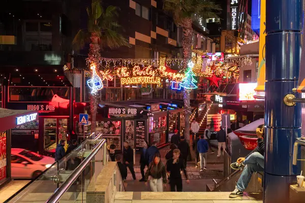 Pacevill, Malta: 15 Aralık 2024: Paceville 'de renkli neon ışıkları ile dolu gece hayatı sahnesi