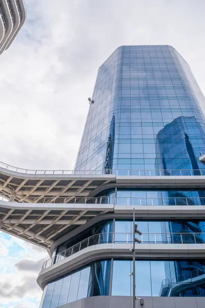 İşçi Temizlik Cephesi ile Modern Cam Gökdelen