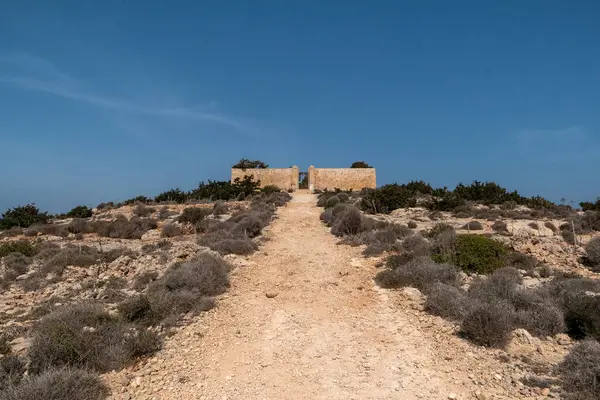 Mavi Gök Altında Comino Mezarlığına giden Rocky Yolu