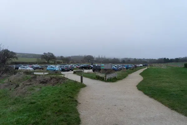 Sherwood Ormanı, Birleşik Krallık - 26 Aralık 2024: Otlak yolları ve bulutlu gökyüzü olan Sherwood Ormanı otoparkı