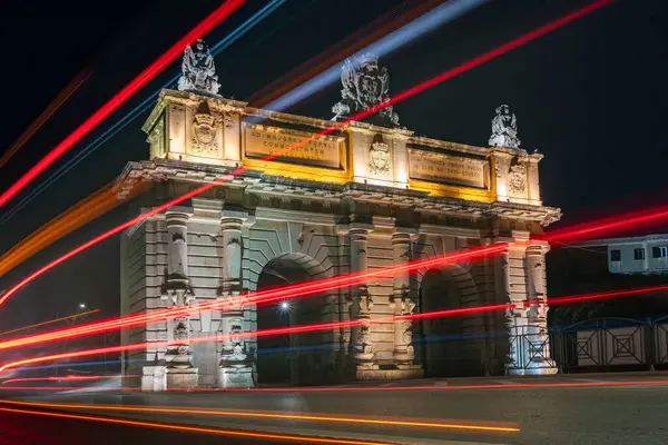De Bombe Limanı Geceleyin Işık İzli Geçidi aydınlattı