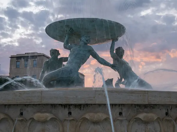 Valletta 'da Günbatımı Arkaplanlı Triton Çeşme Heykelleri