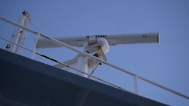 Gemi güvertesine açık mavi gökyüzüne karşı radar anteni monte edildi