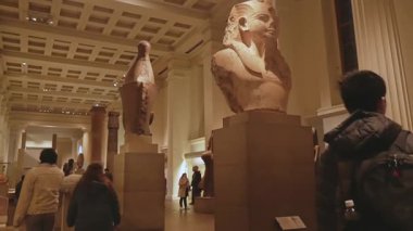 Londra 'daki Doğal Tarih Müzesi' nde Mısır heykeli sergileniyor.