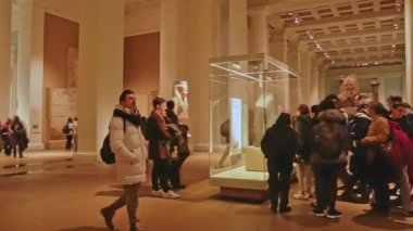 Doğa Tarihi Müzesi 'ndeki Rosetta Stone sergisini ziyaret edenler