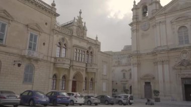 Gün batımında Malta 'daki Mdina Katedrali' nin soldan sağa doğru görüntüsü