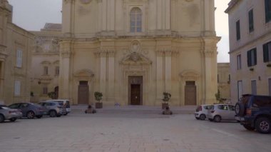 Gün batımında Malta 'daki Mdina Katedrali' nin en alttan en üste görüntüsü