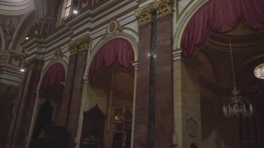 Mdina Katedrali 'nin içi dekoratif mimari sergileniyor ve Malta' da boyanmış kubbe