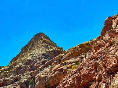 Utah 'ın güneyindeki kızıl dağ zirvesi.