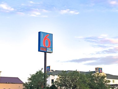Motel 6 tabelası ve Motel Buidling 'in bir bölümü