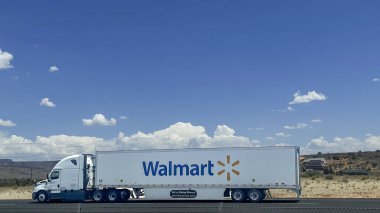 Güneşli bir günde, St. George, Utah eyaletler arası yolda Walmart tırı açık mavi gökyüzü ve alçak bulutlar, fotokopi alanı, editoryal