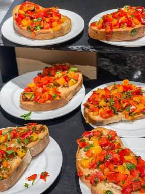 Taze Meksika yemeği, İtalyan antipasti aperatifleri doğranmış domates ve biberli kızarmış ekmek, beyaz tabak ekranında dikey çekim.