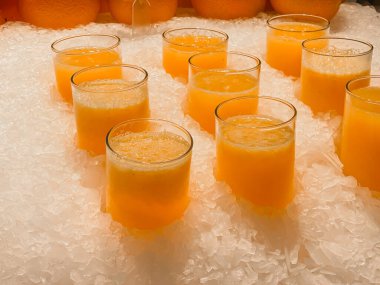 Taze portakal suyu ve buzda soğutulmuş bardaklar.