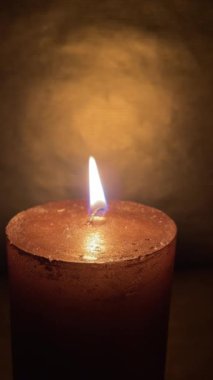 Koyu ışıkta parlayan altın mum dokulu altın arkaplan