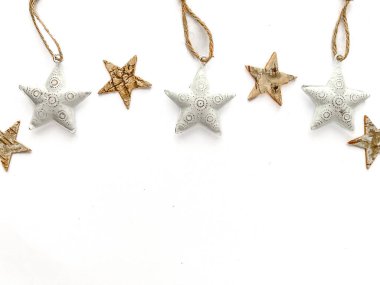 Hafif, havadar Noel yıldızı süslemesi iplerle beyazlatılmış metal ve beyaz arka planda doğal ağaç kabuğu malzemesi. Pankart. Temiz ve temiz. Boşluğu kopyala