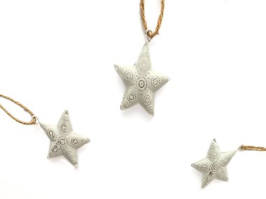 Uçan yıldız şekilli Noel süslemesi açık renkli, havadar, beyaz arkaplanda doğal sicim olan metal malzeme. Temiz ve temiz. Boşluğu kopyala