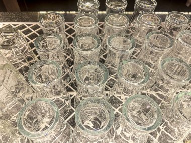 Lokanta tezgahındaki tepside içmeye hazır kadehler. Kapatın.