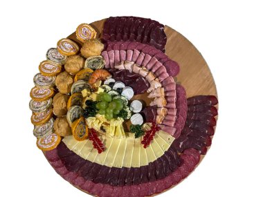 Parti yemekleri. Aperatif ambalajlı büfe tabağı, peynir, meze, soğuk et ve büyük yuvarlak ahşap tabakta kuru üzüm meyvesi. beyaz arkaplan.