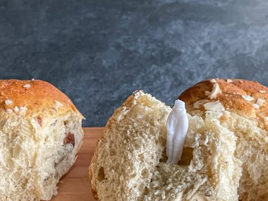 Epifani, Üç Kral ya da Bilge Adam bayramı. Kuru üzümlü geleneksel pasta, badem ve gizli kral. Koyu gri taş mermer arka plan. Bugün kral kim olacak? konsept, kopyalama alanı