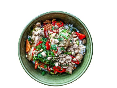 Kırmızı Tayland usulü körili tavuk, pirinçli ve garnitürlü kişniş ve biberli, pastel yeşil kasede sebzeler beyaz arka planda, üstten aşağı, dikey çekim, kopyalama alanı