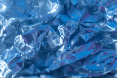 soyut fütüristik arkaplan, buruşuk alüminyum folyo, röfleli metalik mavi, çözünmüş yakın plan