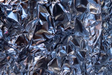 Soyut arka plan, fütüristik buruşuk metalik folyo folyo silvr, açık mavi, koyu gri ve leylak rengi, ortada çöküntü alanı