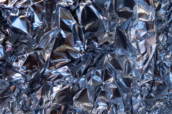 Soyut arka plan, fütüristik buruşuk metalik folyo folyo silvr, açık mavi, koyu gri ve leylak rengi, ortada çöküntü alanı