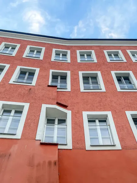 Tipik tarihi şehir binası cephesi, renkli kırmızı turuncu ve simetrik pencereler, Roma mimarisi, dalgın manzara, mavi bulutlu gökyüzü