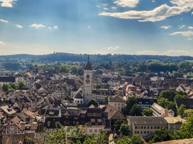 Orta Çağ 'ın Schaffhausen şehrinde yaz aylarında tipik yarı keresteli binalar, İsviçre ve Avrupa' da panoramik manzara