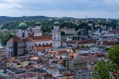 Panorama manzaralı ortaçağ kasabası Passau ve Saint Stephen Katedrali yaz günü, Bavyera, Almanya