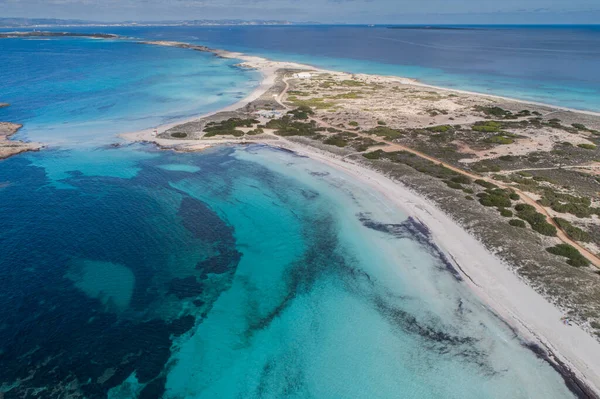 Najlepsza Plaża Europie Turkusowymi Wodami Piaskiem Skałami Widzianymi Powietrza Dronem — Zdjęcie stockowe